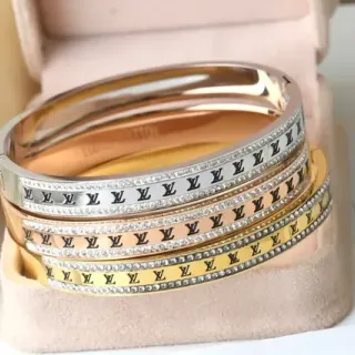 Louis Vuitton Monogram Bangle أساور متعدد الألوان بانييه كريستال
