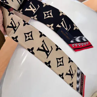Louis Vuitton Monogram বেইজ কালো প্রিন্ট ফুলের মোটিফ রেশমের স্কার্ফ