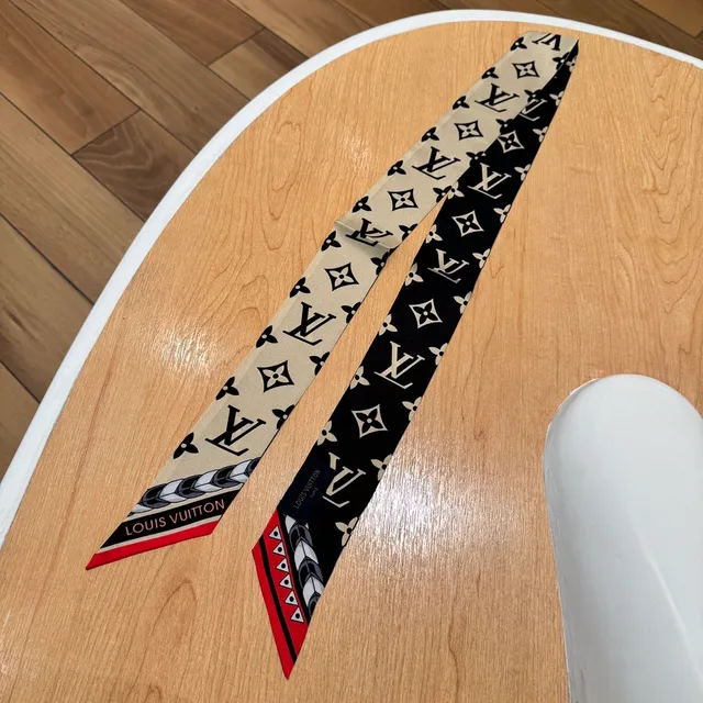 Louis Vuitton Monogram Imprimé Floral Motif Beige Noir Écharpe en Soie 5