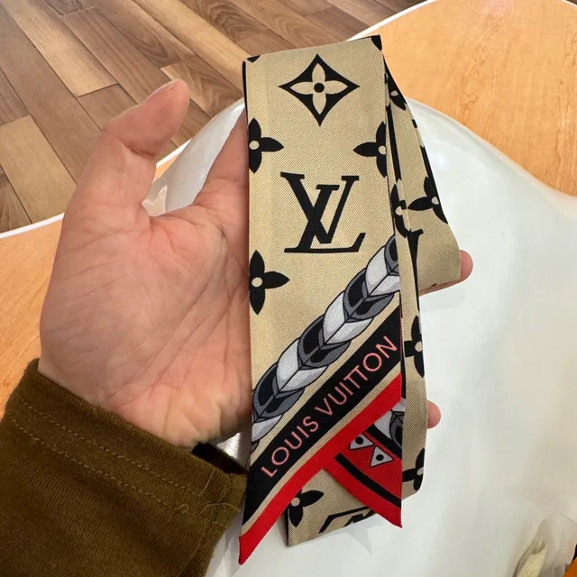 Louis Vuitton Monogram Imprimé Floral Motif Beige Noir Écharpe en Soie 6