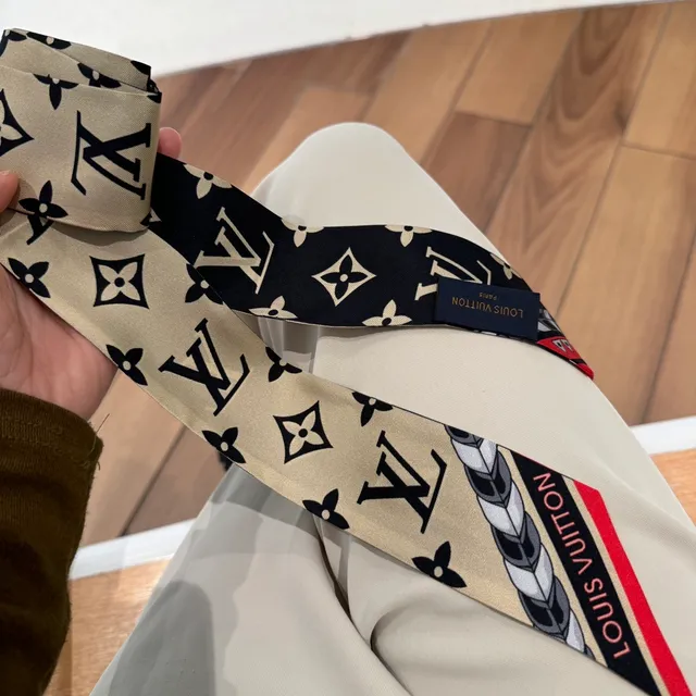 Louis Vuitton Monogram Imprimé Floral Motif Beige Noir Écharpe en Soie 8