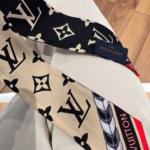 Louis Vuitton Monogram Imprimé Floral Motif Beige Noir Écharpe en Soie 9
