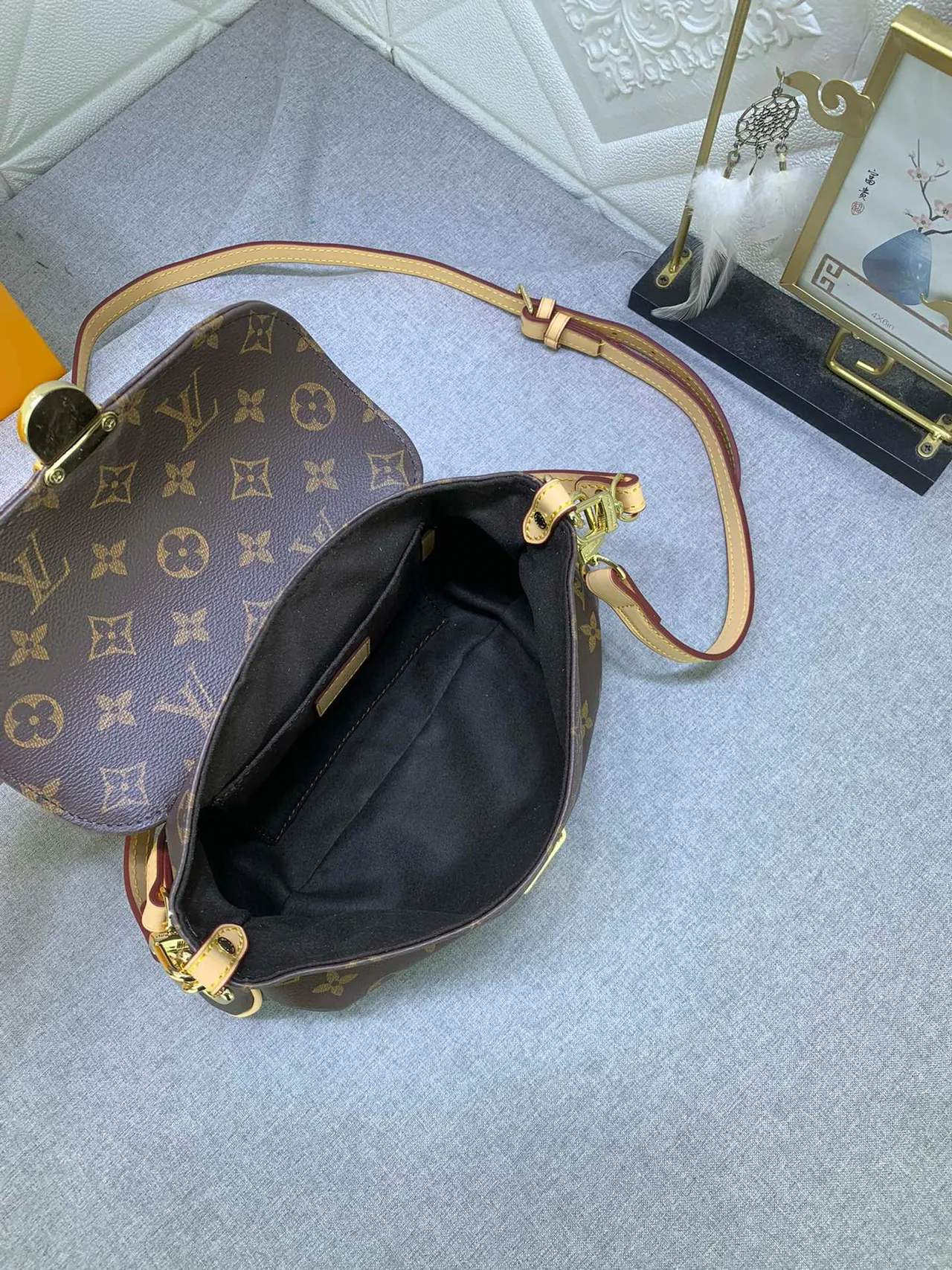 Louis Vuitton Monogramme Toile Sac à porter sous le bras à double sangle 2