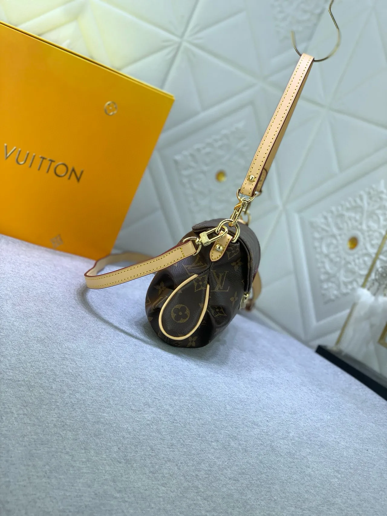 Louis Vuitton Monogramme Toile Sac à porter sous le bras à double sangle 3