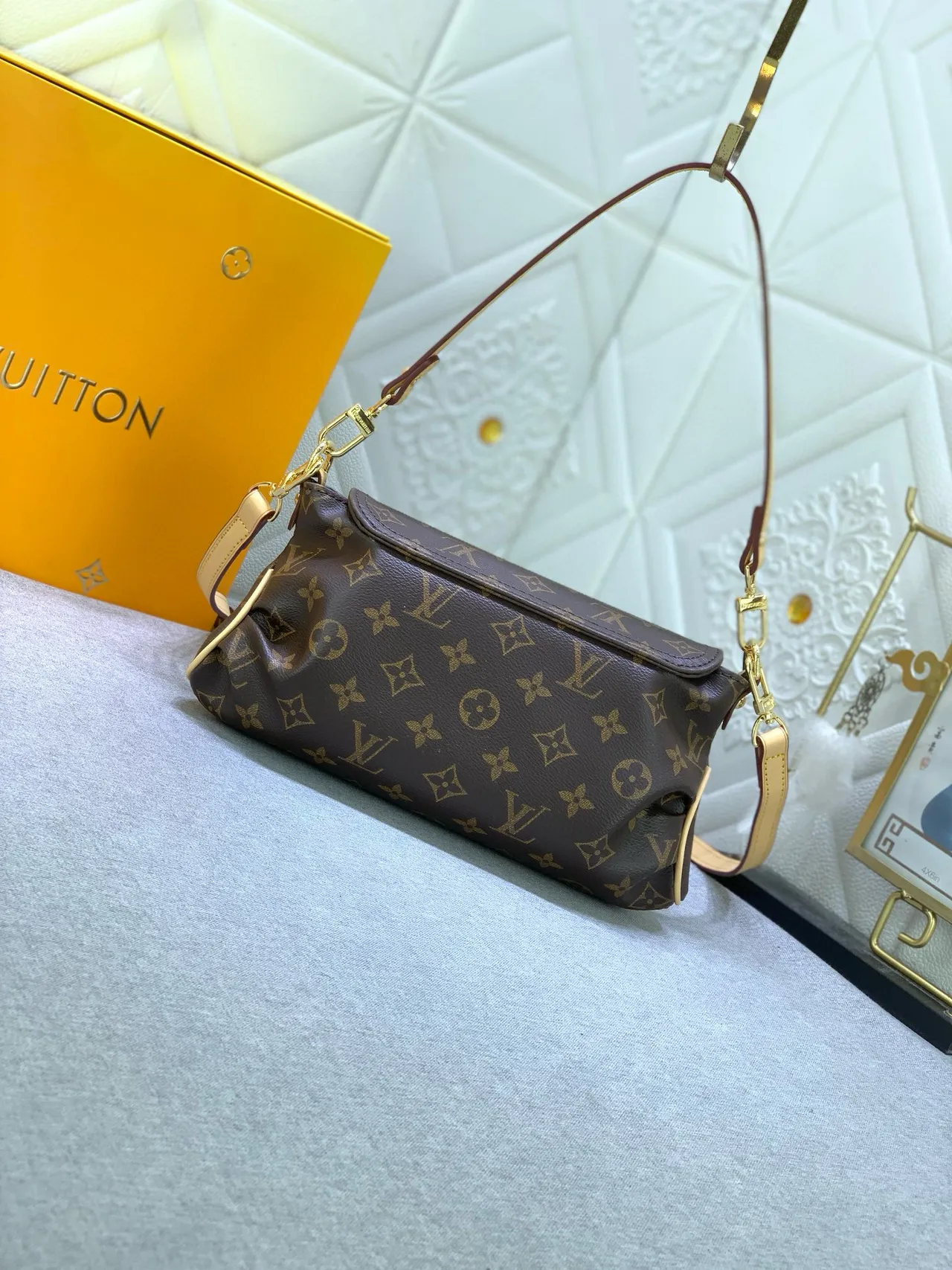Louis Vuitton Monogramme Toile Sac à porter sous le bras à double sangle 4