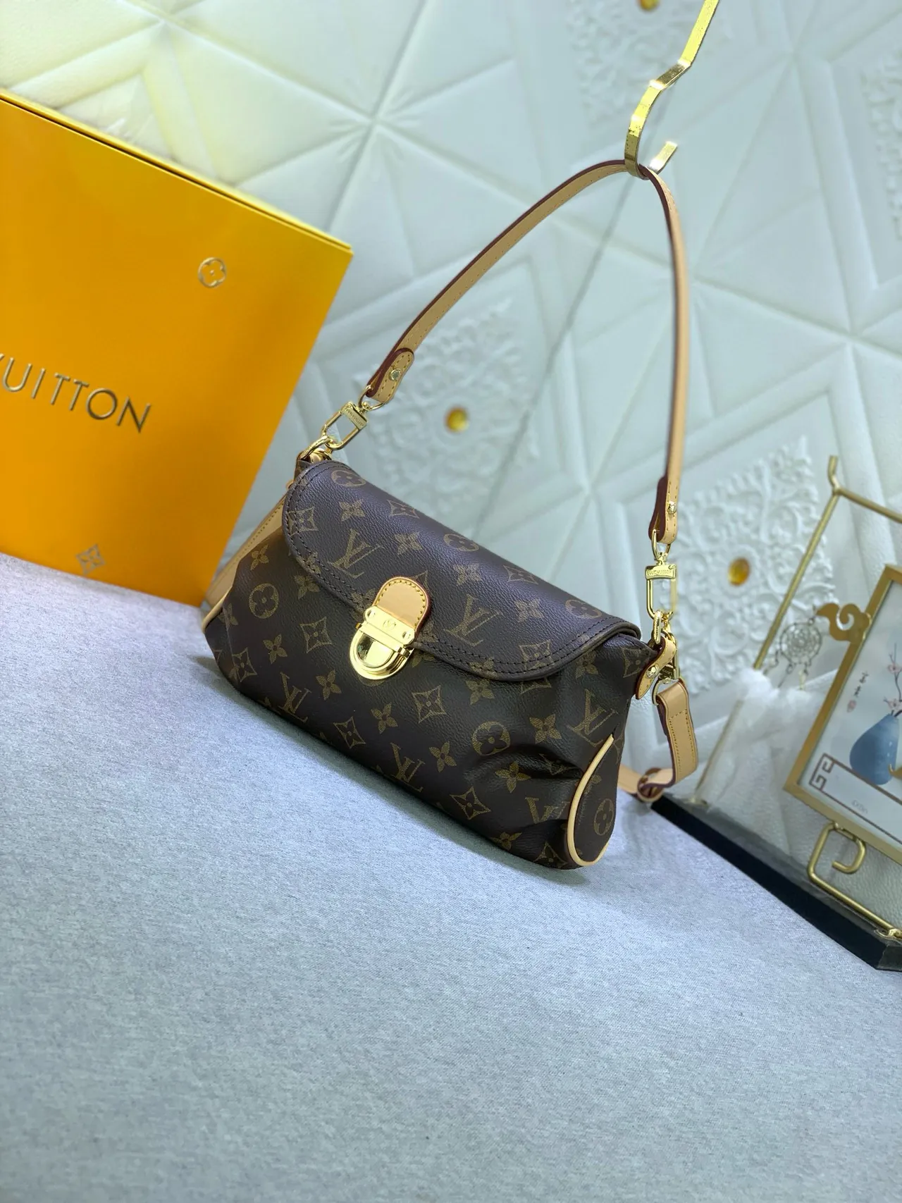 Louis Vuitton Monogramme Toile Sac à porter sous le bras à double sangle 5