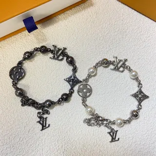 Louis Vuitton Monogram Charm سوار سلسلة خرز لؤلؤ