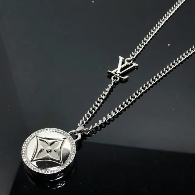 قلادة Louis Vuitton Monogram Flower مرصعة بالكريستال 3