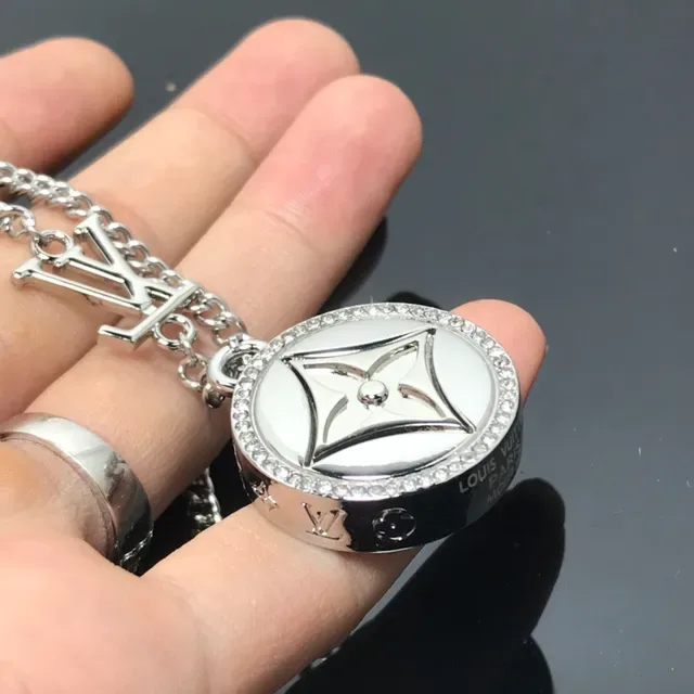 قلادة Louis Vuitton Monogram Flower مرصعة بالكريستال 4