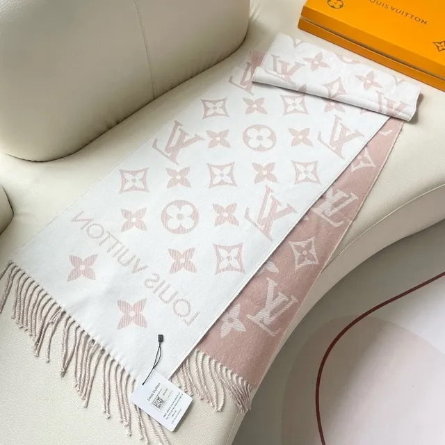 Louis Vuitton Monogram Fleur Écharpe en Cachemire Rose 5
