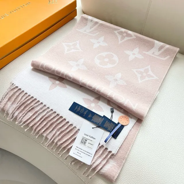 Louis Vuitton Monogram Fleur Écharpe en Cachemire Rose 8