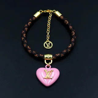 Pulseira de Pingente de Couro Trançado Esmaltado Coração Marrom Rosa Louis Vuitton Monogram em forma de coração