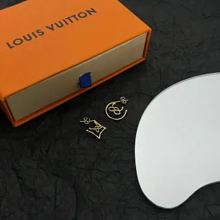 Louis Vuitton Aretes Geométricos Dorados Inspirados en Monograma