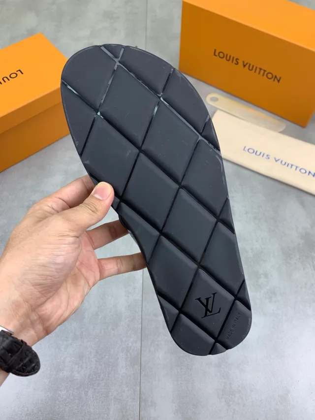 Louis Vuitton Monogram de couro patent verde e preto tongs 2