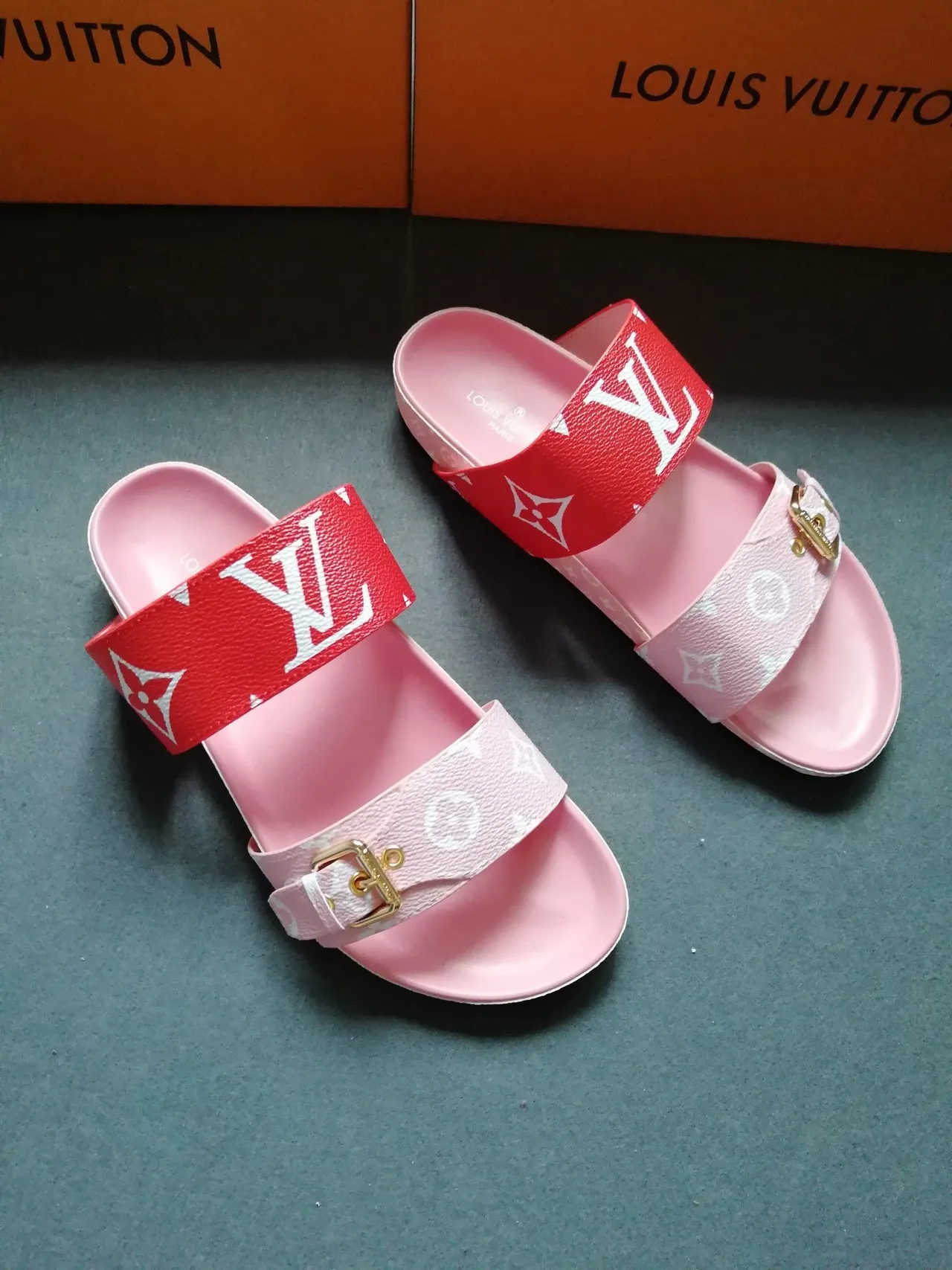 Louis Vuitton Monogram Sandálias casuais com tira vermelha e rosa deslizante 2