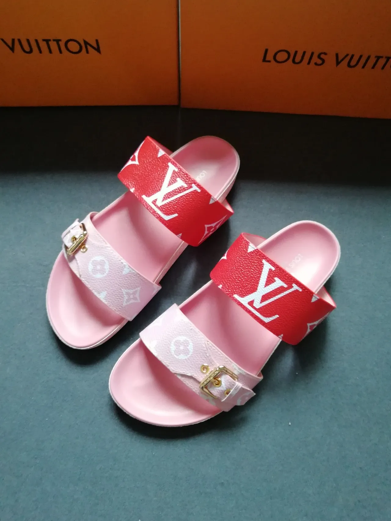 Louis Vuitton Monogram Sandálias casuais com tira vermelha e rosa deslizante 3