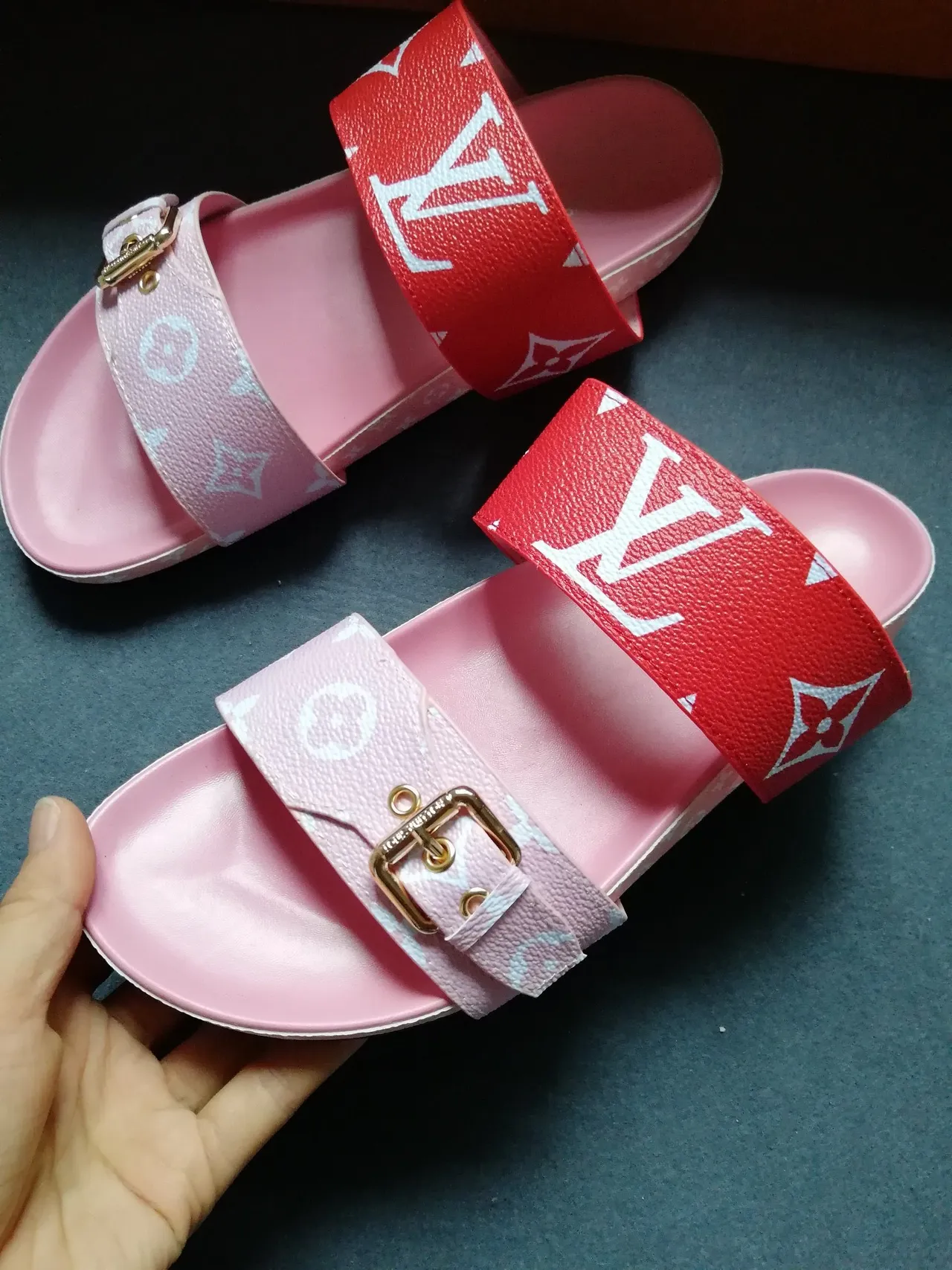 Louis Vuitton Monogram Sandálias casuais com tira vermelha e rosa deslizante 4