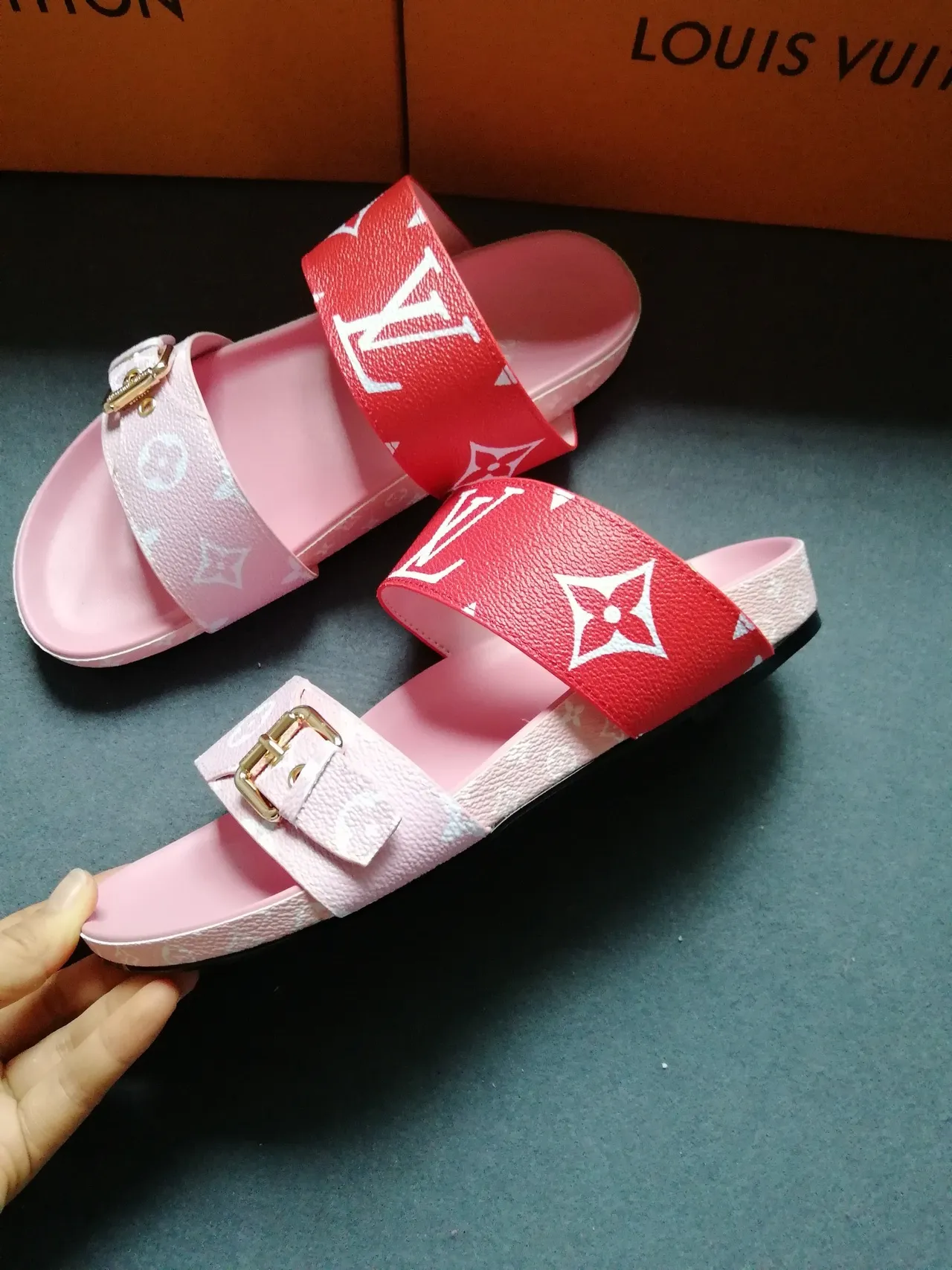 Louis Vuitton Monogram Sandálias casuais com tira vermelha e rosa deslizante 5