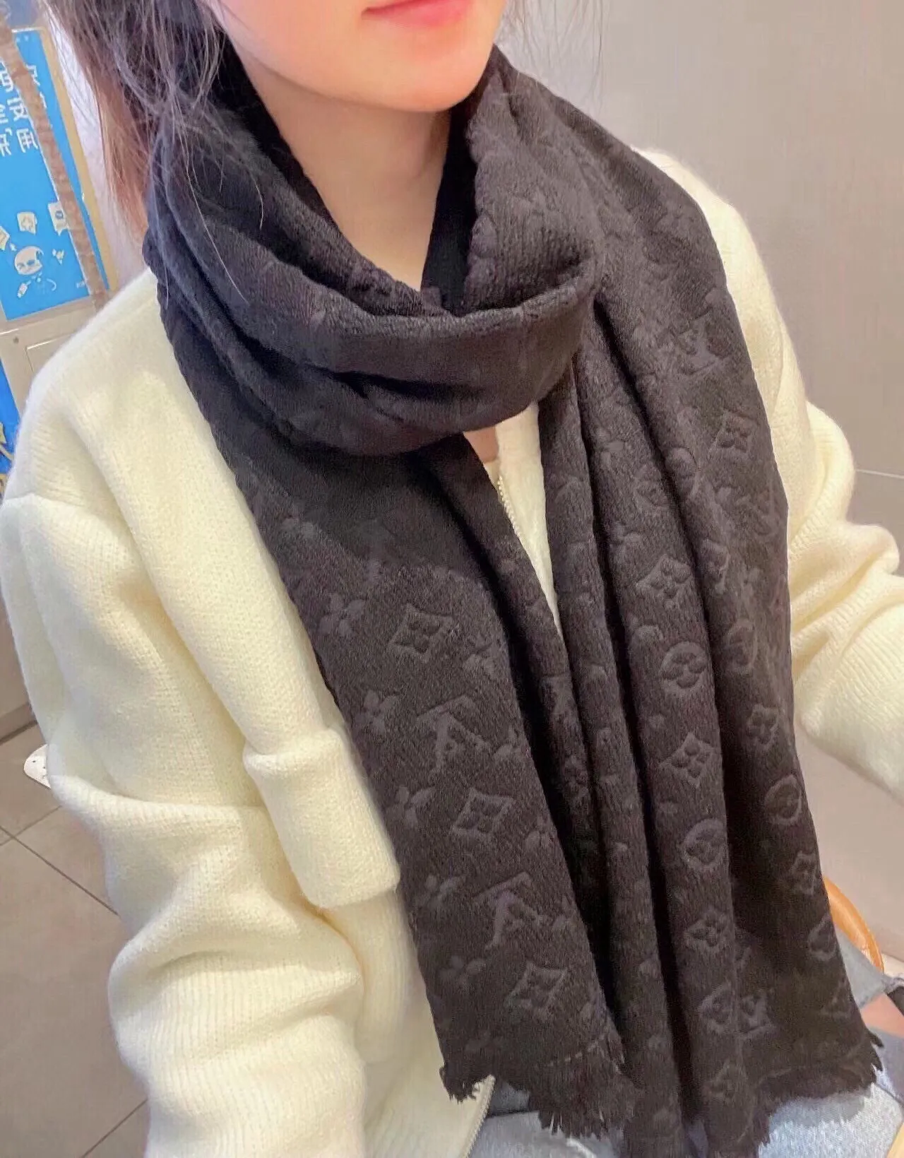 Écharpe Louis Vuitton Monogram Noir Jacquard Bords Frangés en Cachemire 2