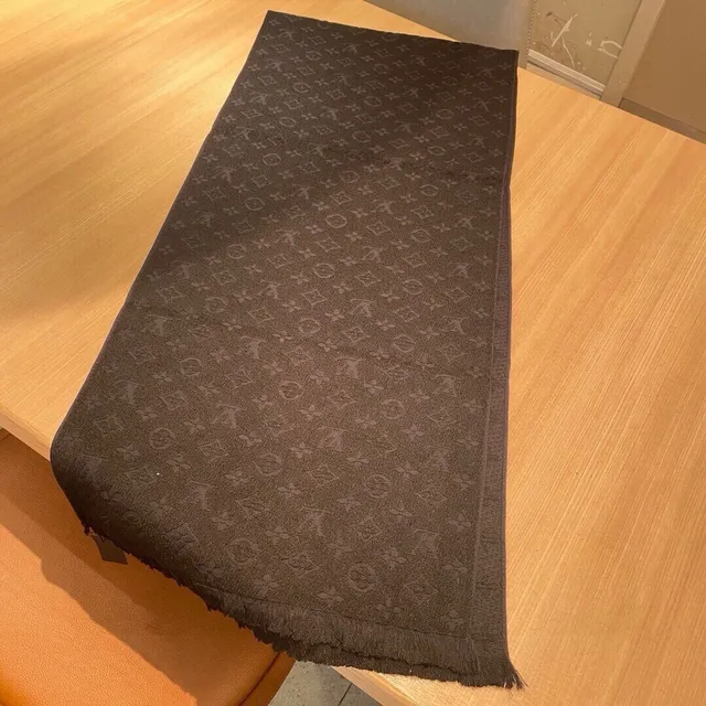 Écharpe Louis Vuitton Monogram Noir Jacquard Bords Frangés en Cachemire 6