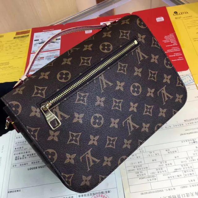 Louis Vuitton Pochette Metis Marron Beige Monogramme Toile Flap-Top Sac sous le bras 4
