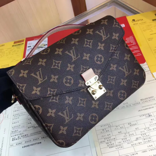 Louis Vuitton Pochette Metis Marron Beige Monogramme Toile Flap-Top Sac sous le bras 5