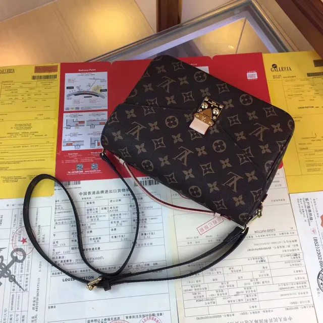 Louis Vuitton Pochette Metis Marron Beige Monogramme Toile Flap-Top Sac sous le bras 6