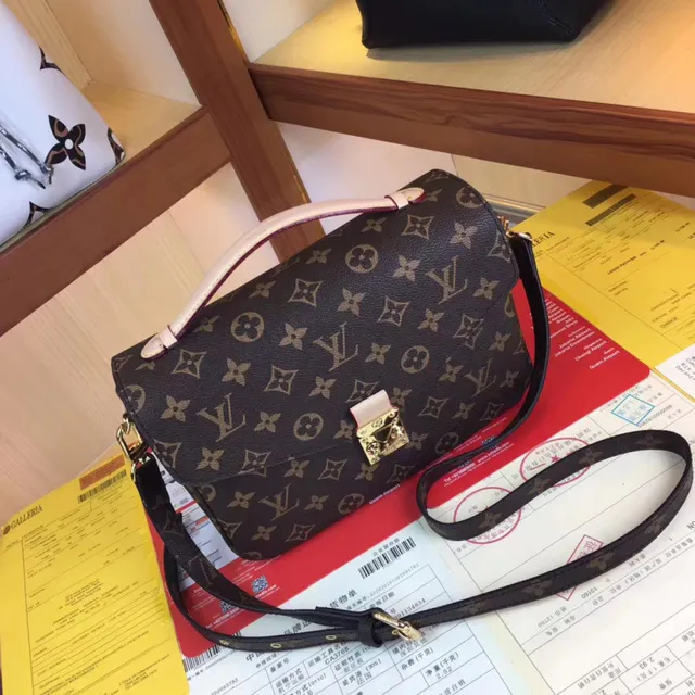 Louis Vuitton Pochette Metis Marron Beige Monogramme Toile Flap-Top Sac sous le bras 7