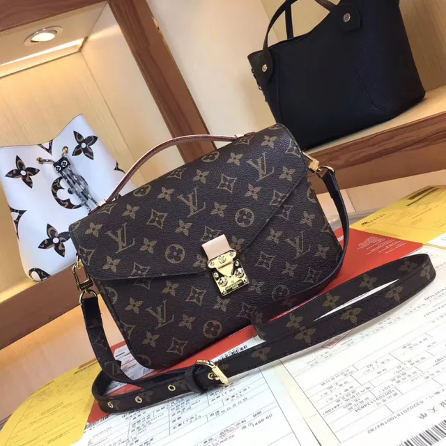 Louis Vuitton Pochette Metis Marron Beige Monogramme Toile Flap-Top Sac sous le bras 8