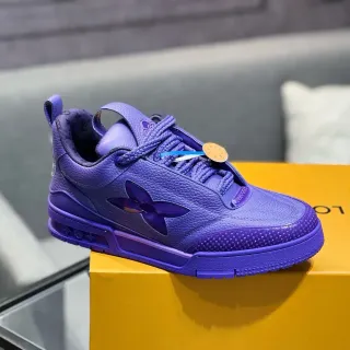 Louis Vuitton Zapatillas lifestyle de cuero granulado morado en la parte superior con monograma y corte de flor