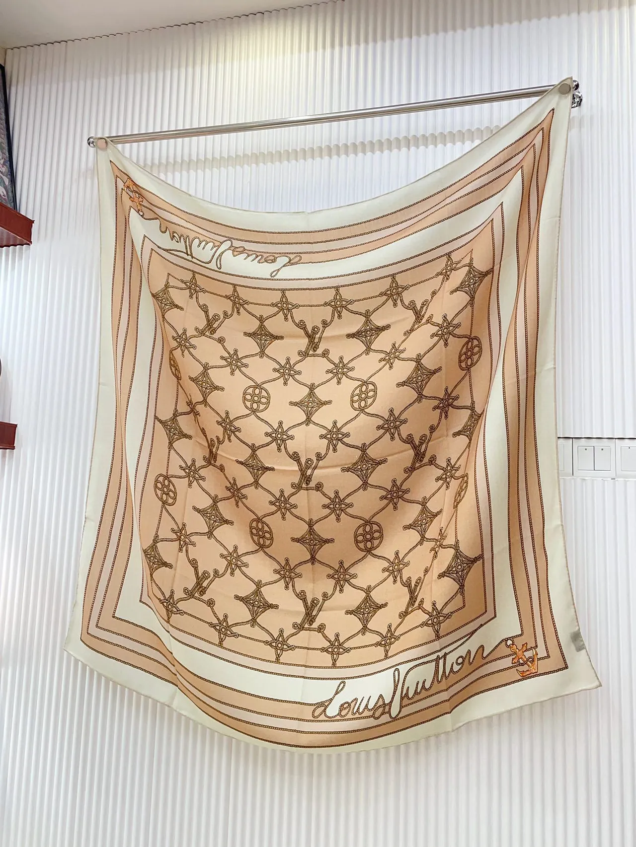 Louis Vuitton Imprimé Corde et Ancre Beige Soie Écharpe 4