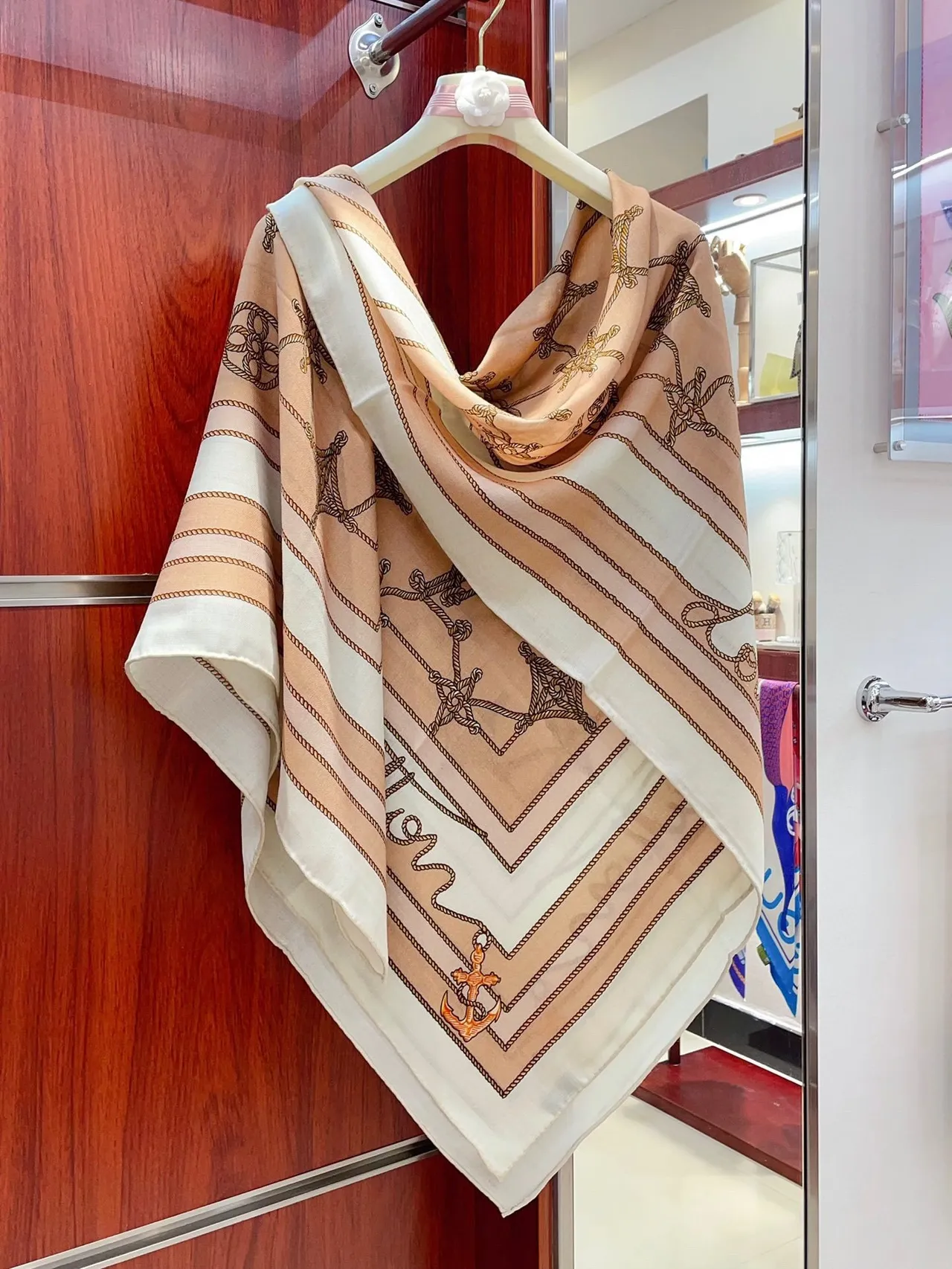 Louis Vuitton Imprimé Corde et Ancre Beige Soie Écharpe 8