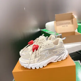 Louis Vuitton Run Away bege cinza branco tênis chunky