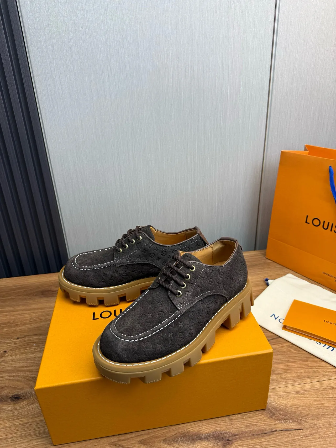 Louis Vuitton Run Away Chaussures Derby Noir Beige Monogrammées Embossées en Daim à Semelle Chunky Lug 2