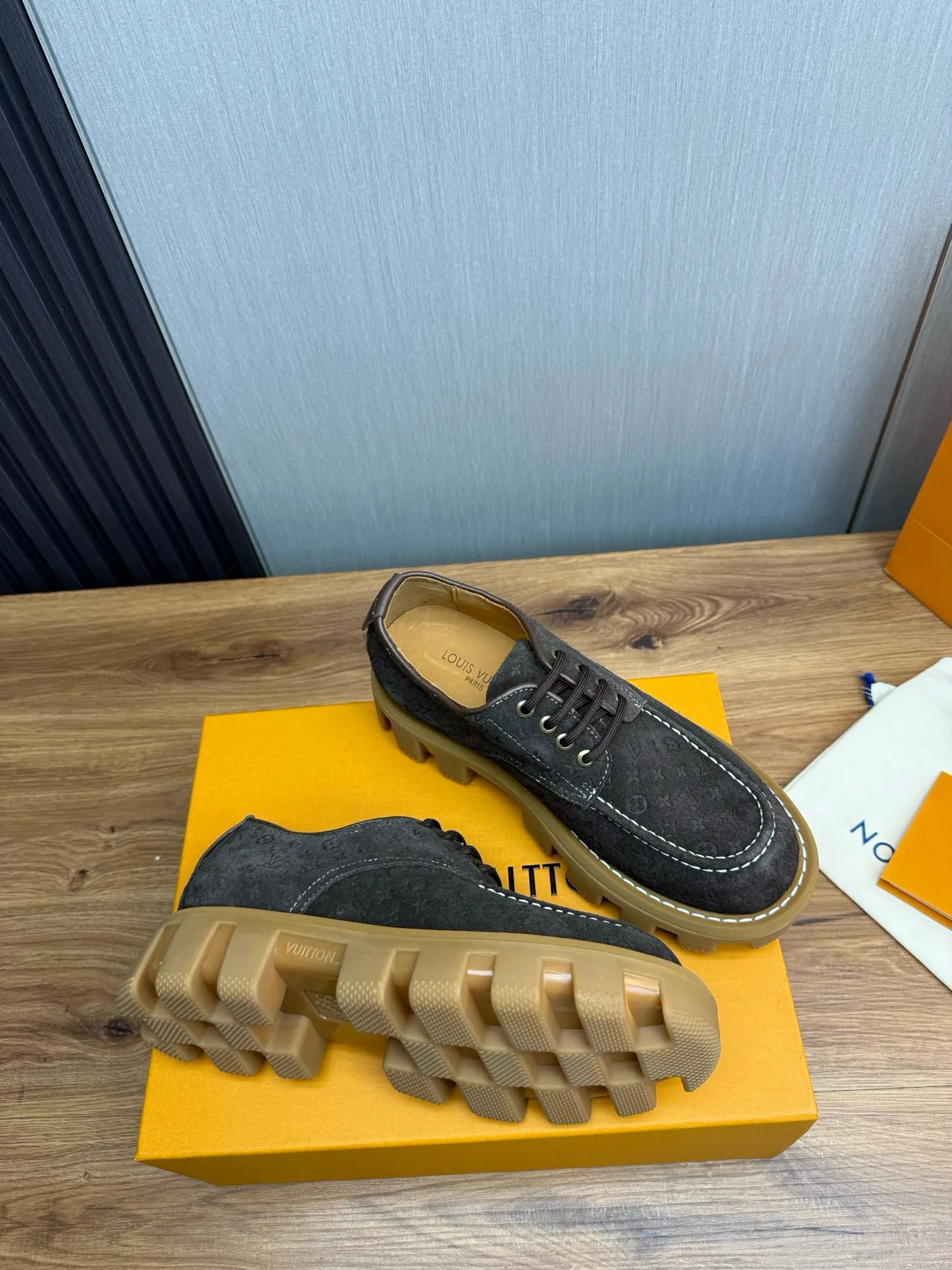 Louis Vuitton Run Away Chaussures Derby Noir Beige Monogrammées Embossées en Daim à Semelle Chunky Lug 4