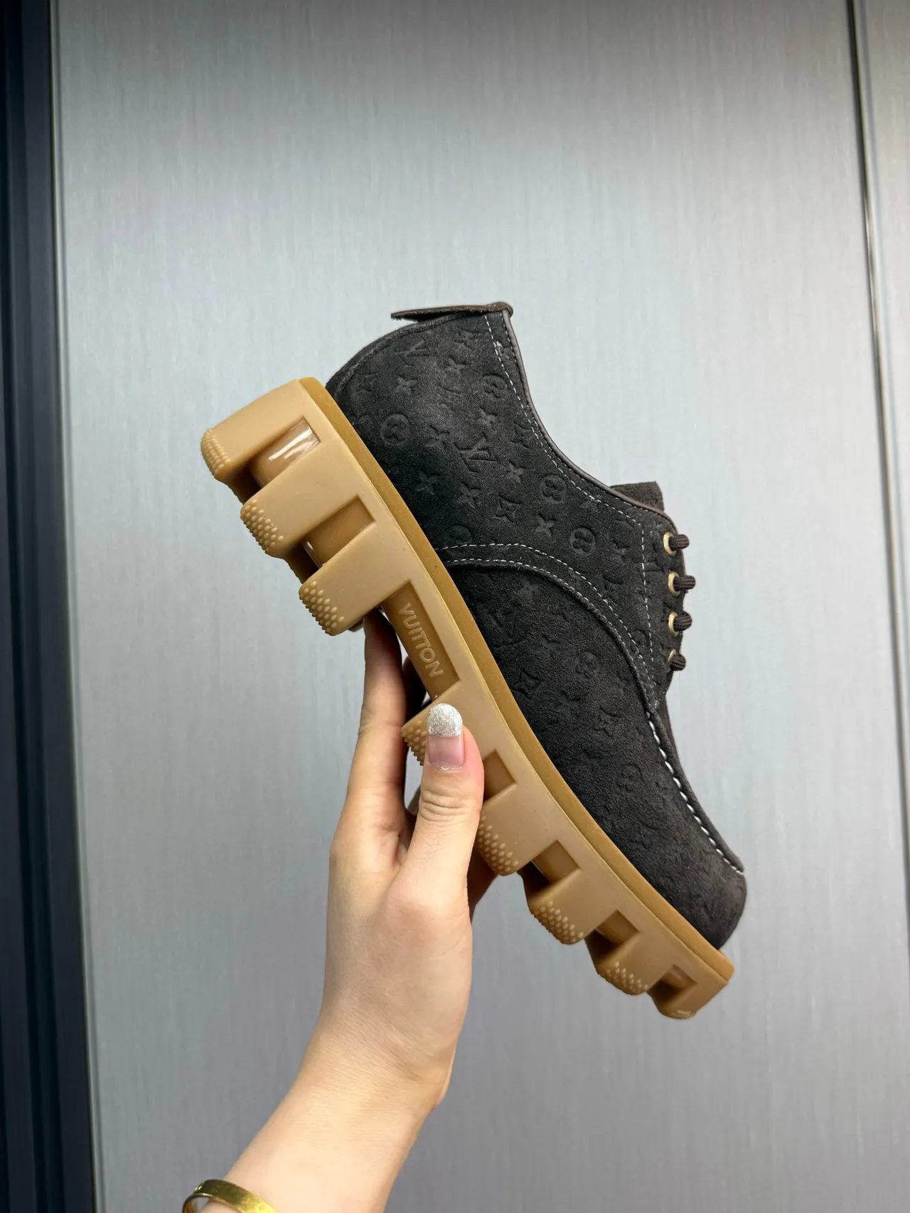 Louis Vuitton Run Away Chaussures Derby Noir Beige Monogrammées Embossées en Daim à Semelle Chunky Lug 5