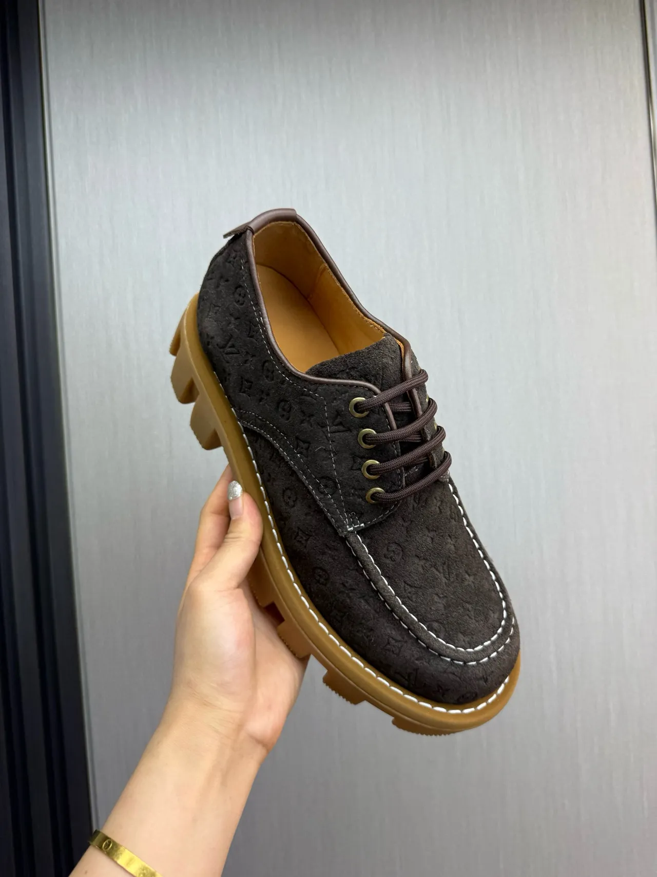 Louis Vuitton Run Away Chaussures Derby Noir Beige Monogrammées Embossées en Daim à Semelle Chunky Lug 6