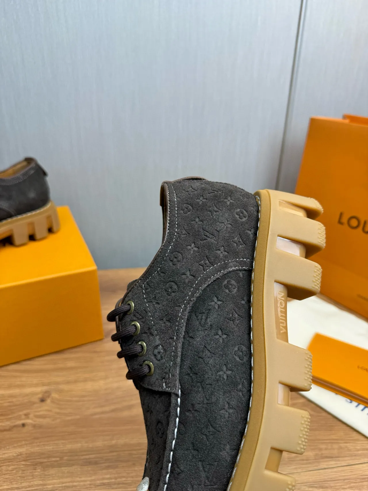 Louis Vuitton Run Away Chaussures Derby Noir Beige Monogrammées Embossées en Daim à Semelle Chunky Lug 7