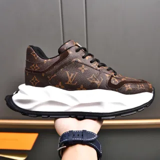 Louis Vuitton Run Away Monogram حذاء رياضي بني وأبيض سميك