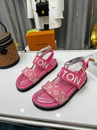 Louis Vuitton Run Away صندل كاجوال وردي مع Logo و Monogram 2