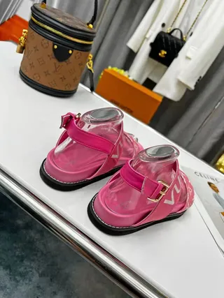 Louis Vuitton Run Away صندل كاجوال وردي مع Logo و Monogram 3