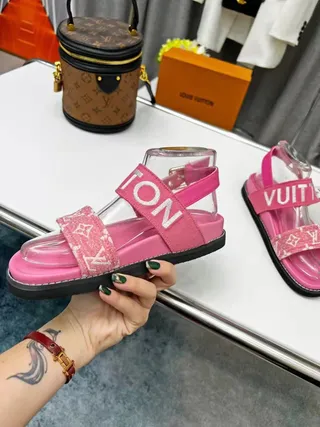 Louis Vuitton Run Away صندل كاجوال وردي مع Logo و Monogram 4