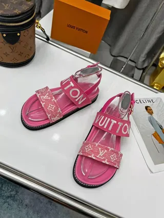 Louis Vuitton Run Away صندل كاجوال وردي مع Logo و Monogram 5