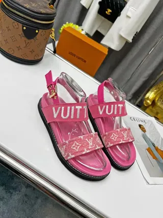 Louis Vuitton Run Away صندل كاجوال وردي مع Logo و Monogram 6