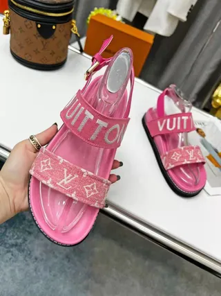 Louis Vuitton Run Away صندل كاجوال وردي مع Logo و Monogram 7