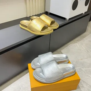 लुई विटन रन अवे स्लाइड मेटैलिक गोल्ड और सिल्वर स्लिपर्स