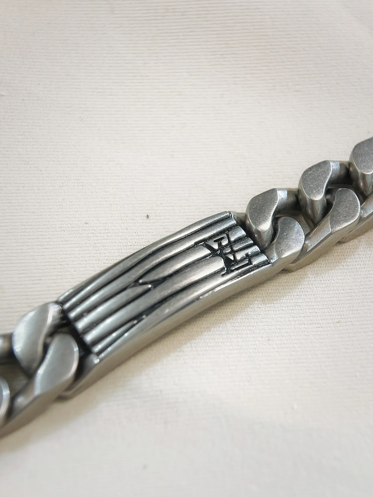 Louis Vuitton Silver Beige Chunky Curb-Link Chain Engraved Central Plaque Bracelet 3