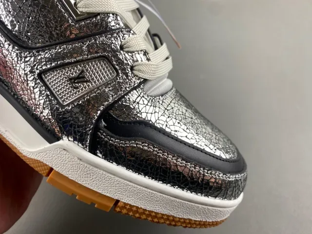 Louis Vuitton Argent Brun Métallique Cuir Craquelé Dessus Layered Semelle Blanche/noir/gomme Sneakers Lifestyle 2