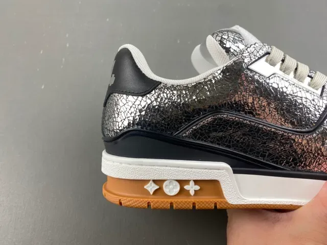 Louis Vuitton Argent Brun Métallique Cuir Craquelé Dessus Layered Semelle Blanche/noir/gomme Sneakers Lifestyle 3