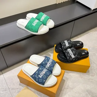 Louis Vuitton Slide हरा सफेद मोनोग्राम्ड स्ट्रैप बोल्ड ब्रांड लेटरिंग स्लिपर्स